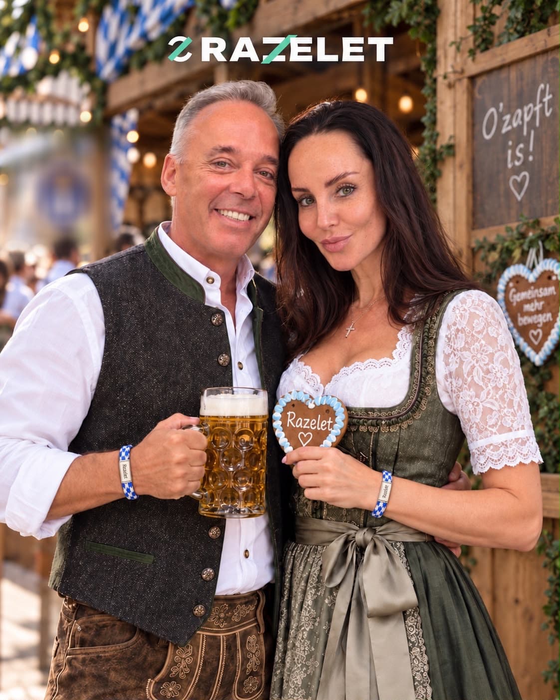 Ein Paar in Tracht vor einer Tafel mit der Aufschrift O'zapft is, beide tragen das blau-weiße Armband der Wiesn Edition