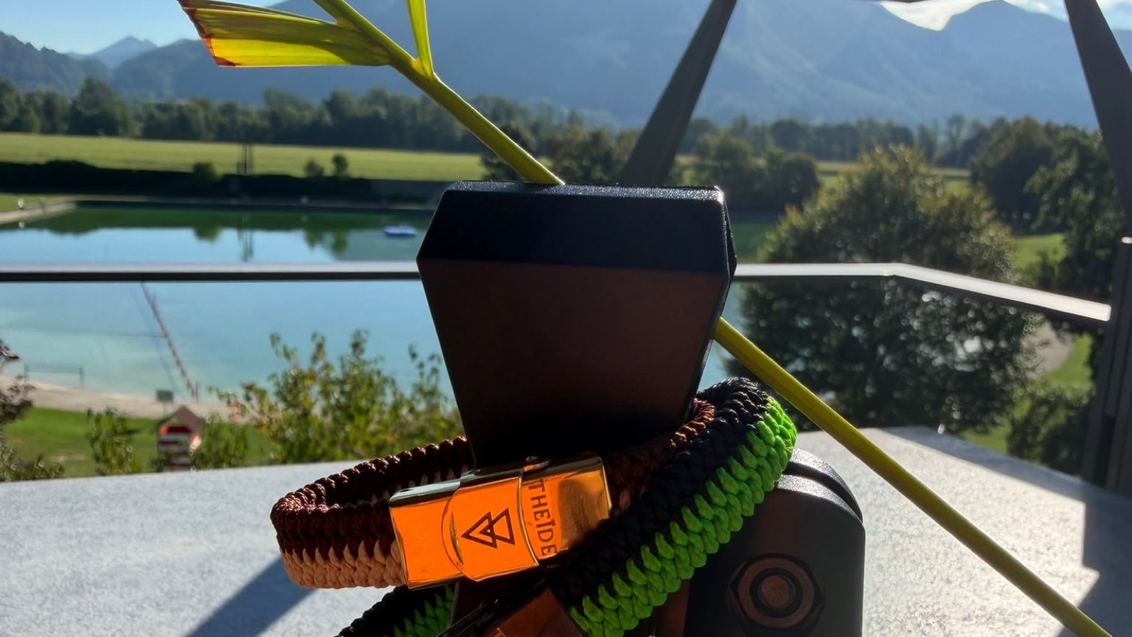 Die ersten Bänder, mit Blick auf den See