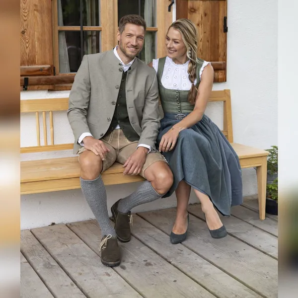 Paar in Tracht – Lederhose, Janker und Dirndl von Chiceria Prien